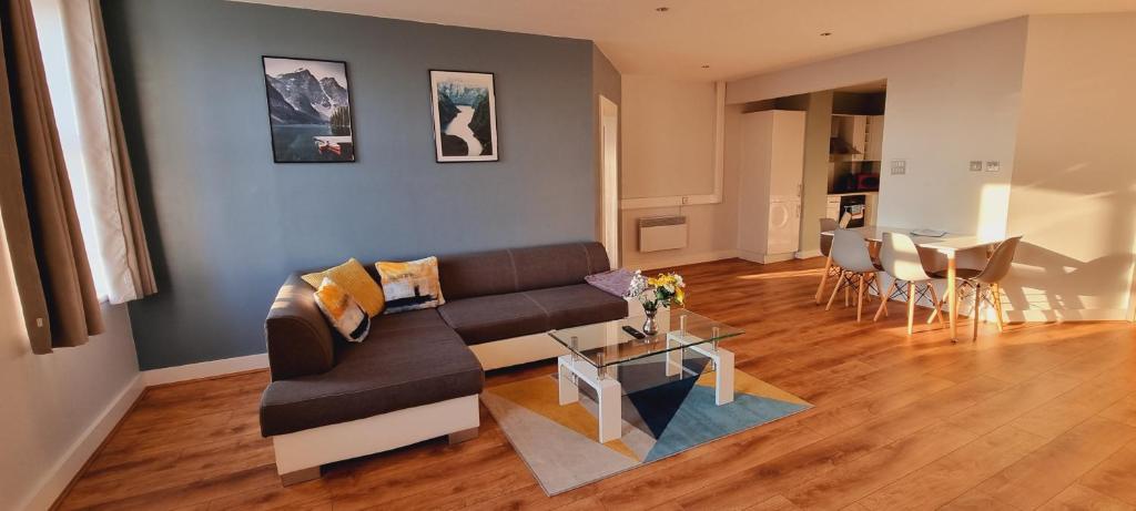 斯旺西Modern and spacious Swansea centre apartment的客厅配有沙发和桌子