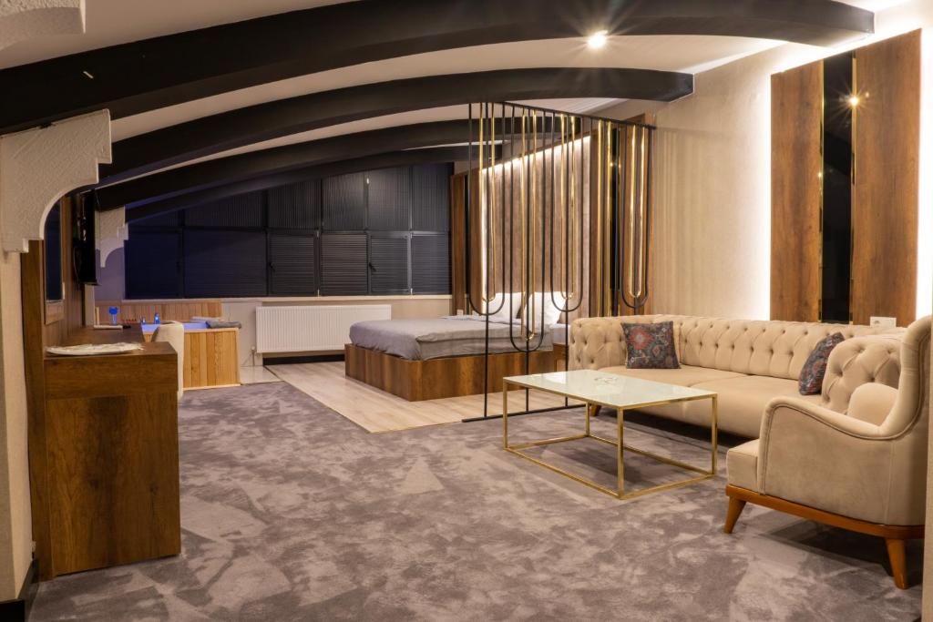 BakanlıklarAnatolia Luxury Hotel的客厅配有沙发和1张床