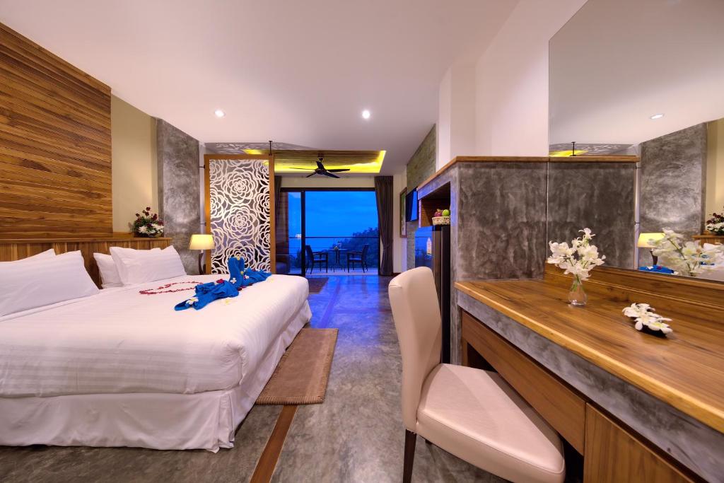茶云莱海滩Scenery Sunrise的酒店客房 - 带一张床和一张带椅子的桌子