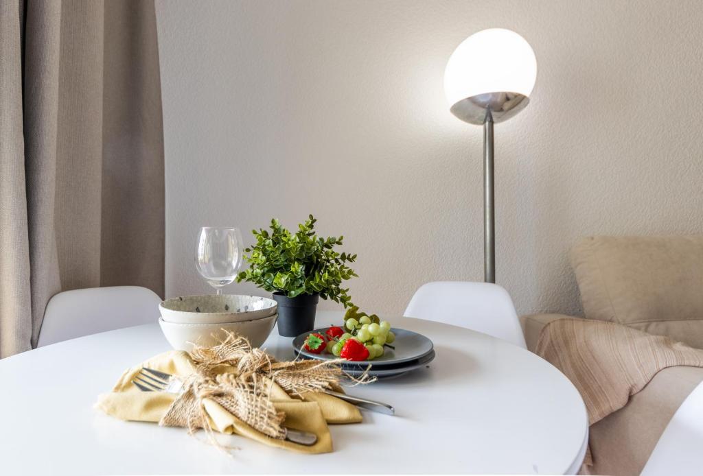 萨洛Apartamentos Alboran-Arysal的一张白色桌子,上面有一盘水果