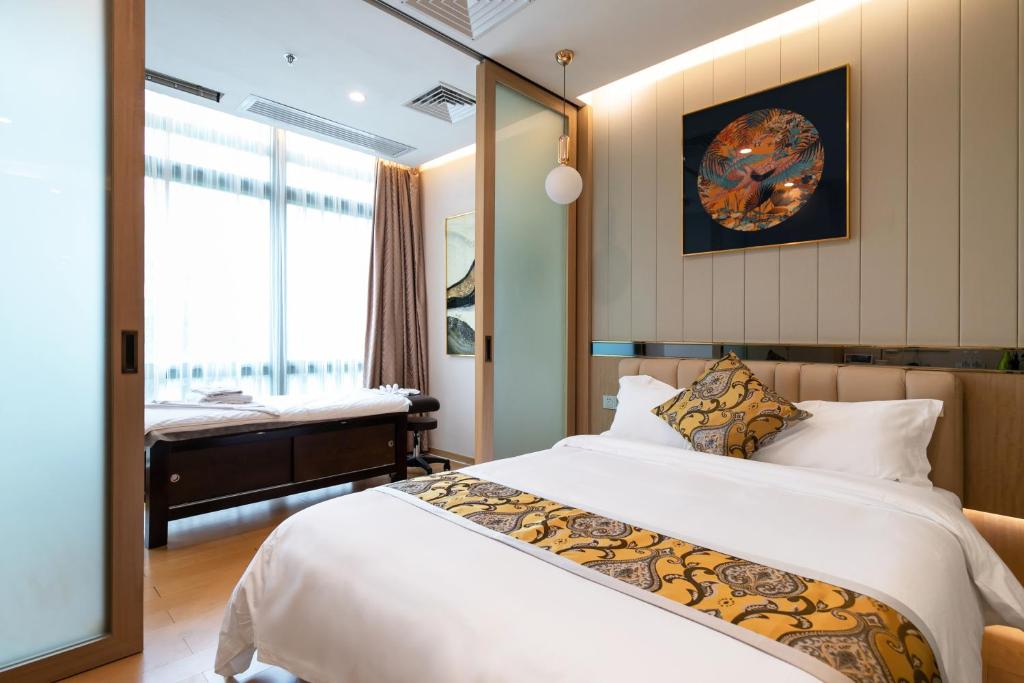 广州Cloud Land Apartment 翡翠华庭的卧室设有一张白色大床和一扇窗户。