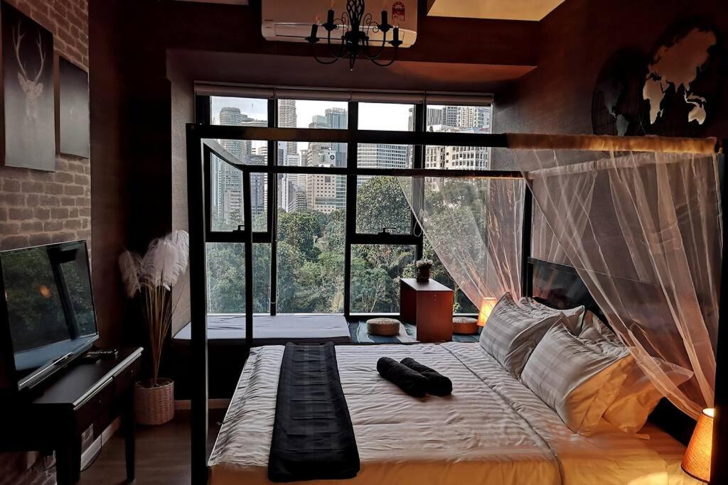 吉隆坡Romantic Log Cabin 2 - Heart of KL, near KLCC/KL Tower的一间卧室设有一张床和一个大窗户