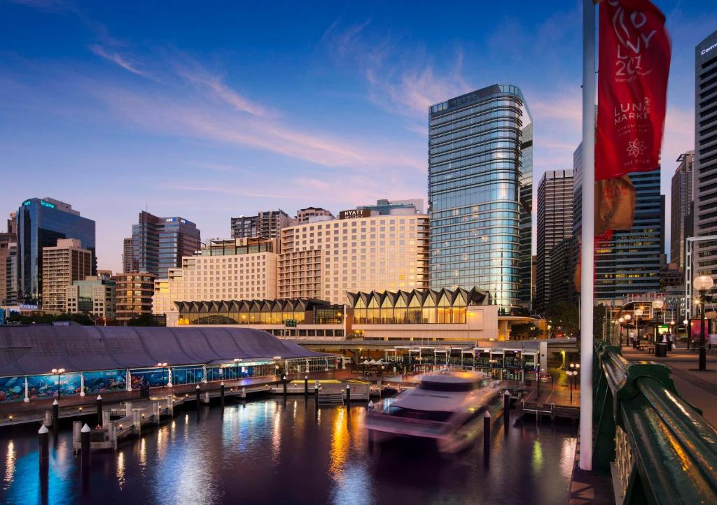 悉尼悉尼凯悦酒店的船停靠在城市的码头