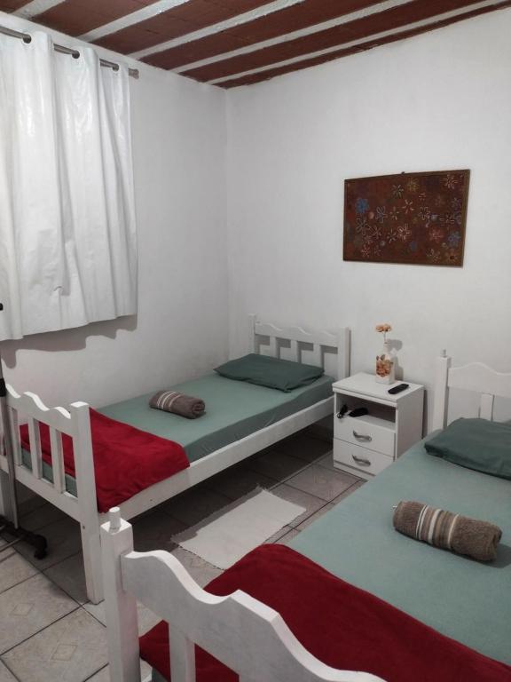 尤西德福拉Hospedagem Progresso的一间卧室配有两张床和一张桌子