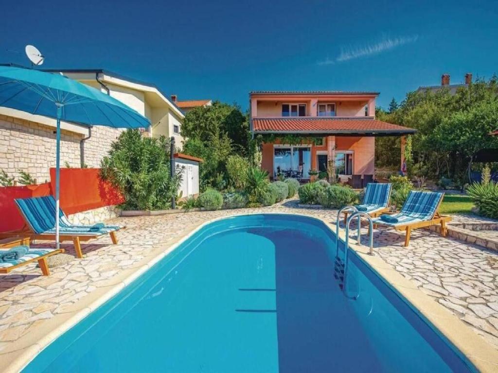 斯姆里卡Villa Mery的一座带游泳池和房子的别墅