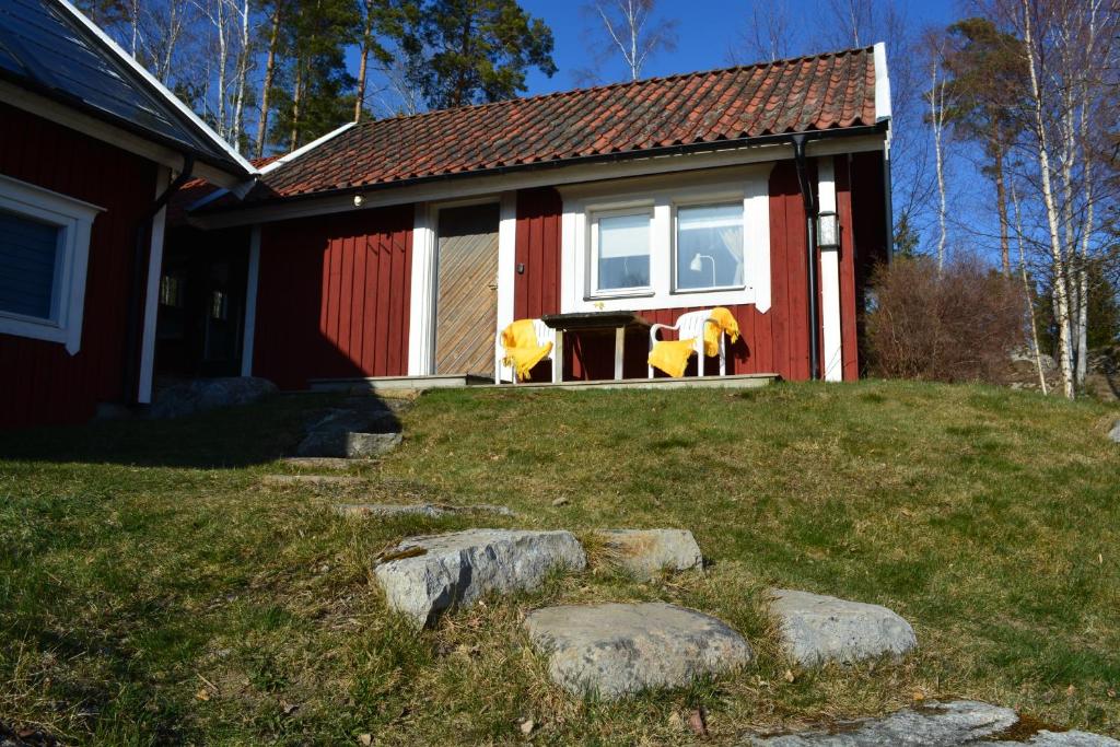 斯德哥尔摩Sun Slottet的前面有两把黄色椅子的红色房子