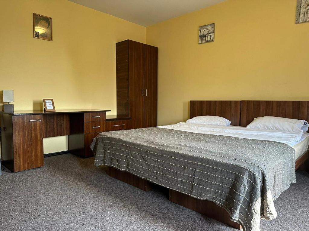 普洛耶什蒂La o Barfa的一间卧室配有一张床、梳妆台和一张西德西德西德西德床。