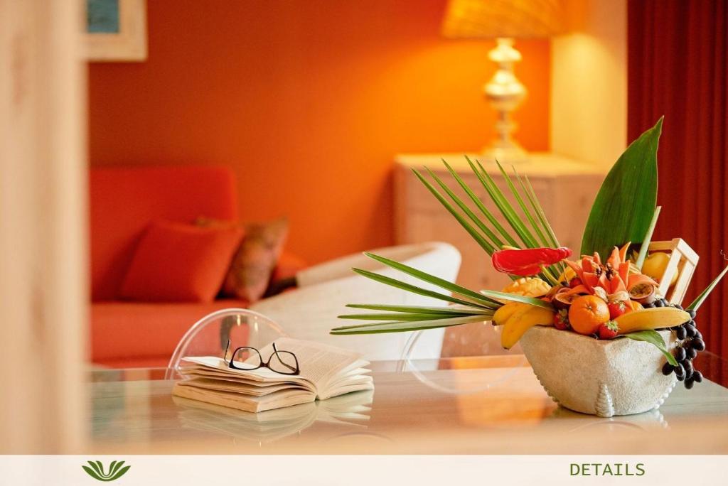波尔莱扎帕尔科独立酒店的花瓶和眼镜的桌子