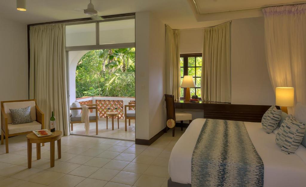 迪亚尼海滩Diamonds Leisure Beach & Golf Resort的一间卧室设有一张床和一间客厅。