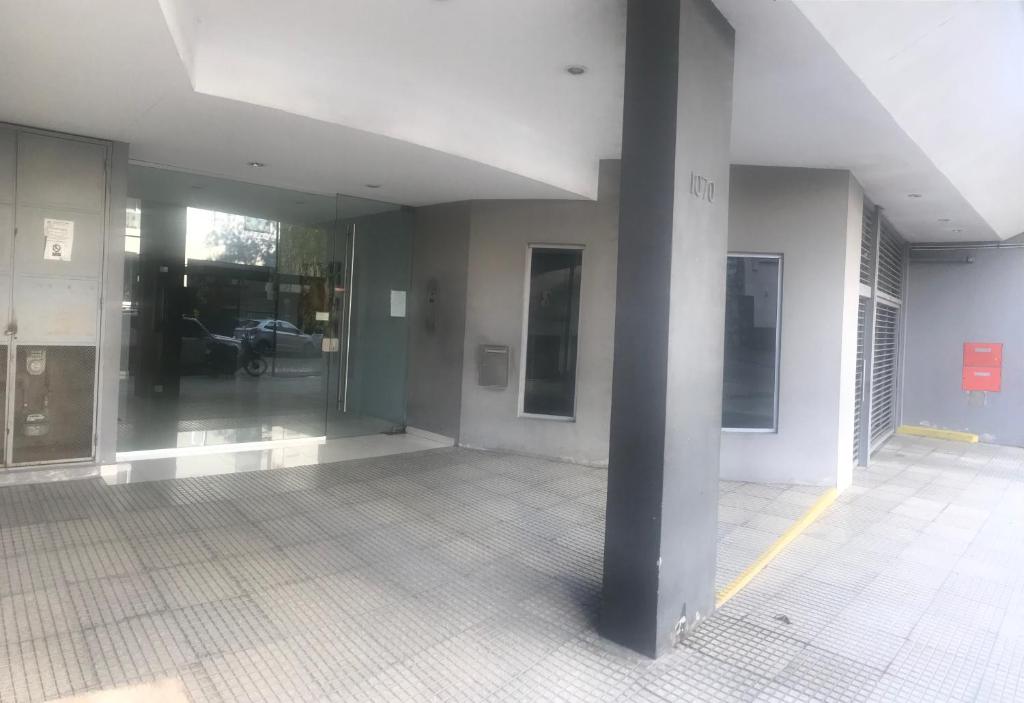布宜诺斯艾利斯PALERMO APART的建筑中一个空房间,有柱子