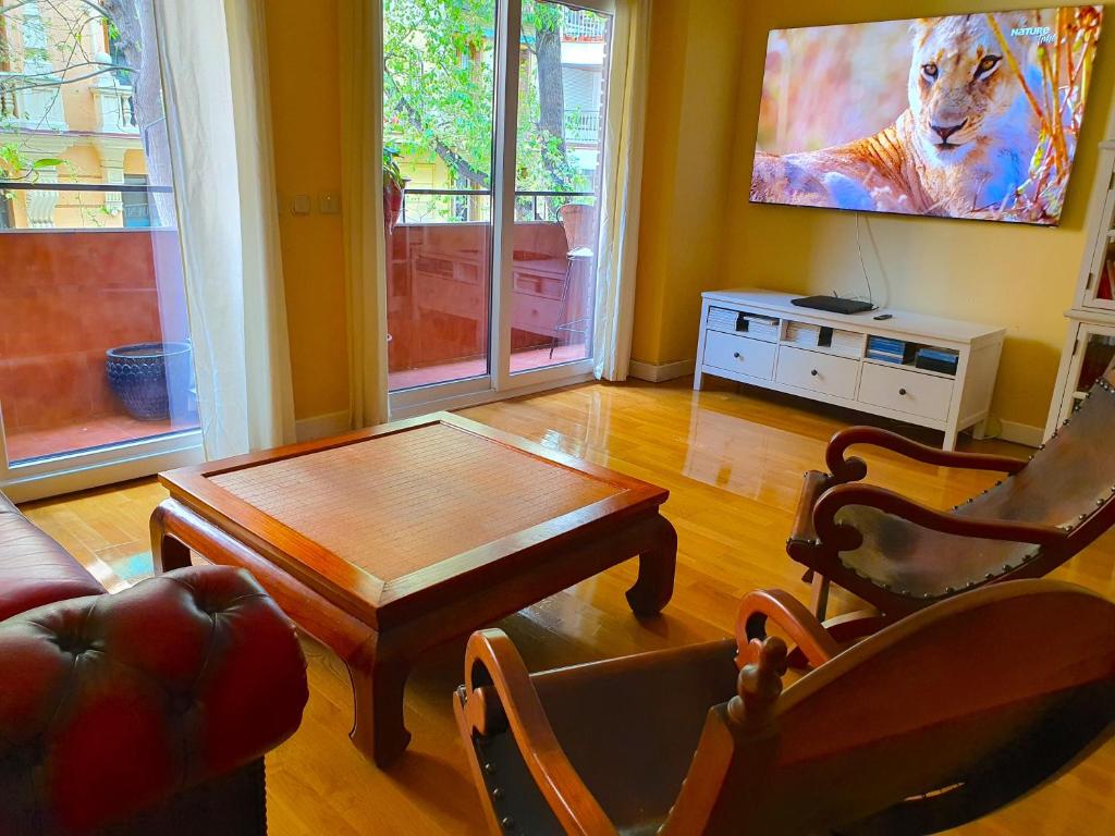 马德里LUXURY HOUSE-HERMOSA VIVIENDA LUJO-APPART DE LUXE的客厅配有咖啡桌和电视