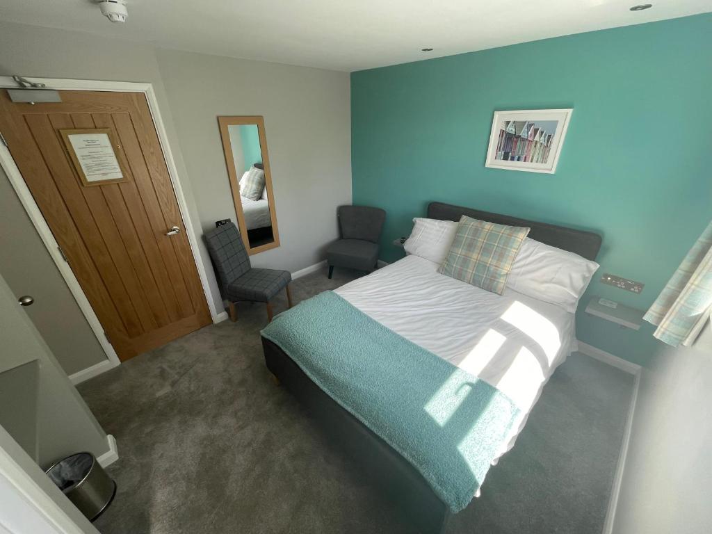 滕比Pen Mar Guest House B&B的一间卧室配有一张蓝色墙壁的床