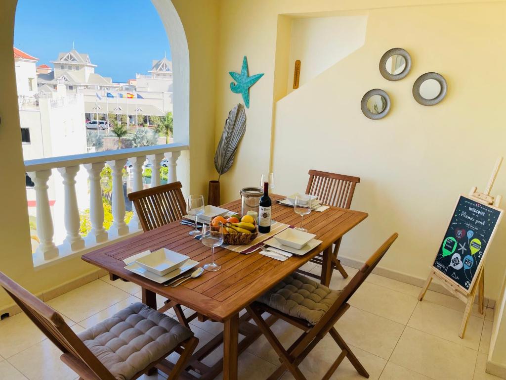 圣米格尔德阿沃纳Mona's Point Tenerife的一间带桌椅和窗户的用餐室