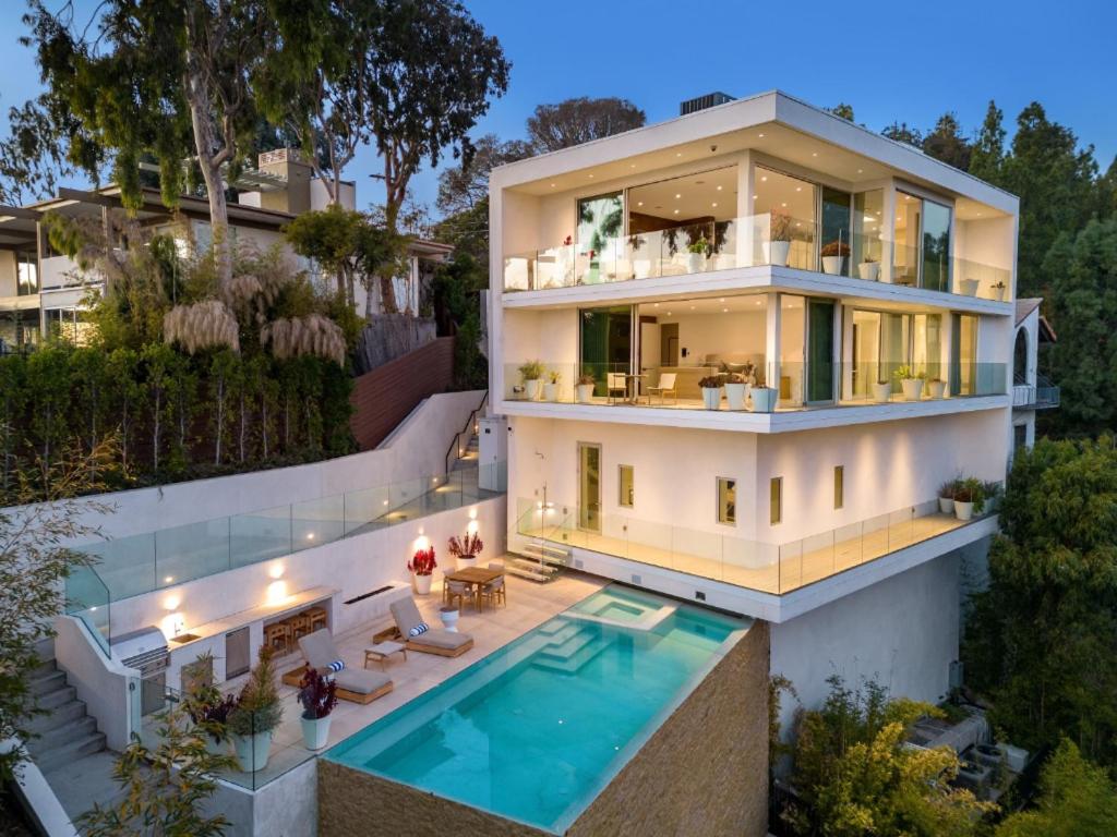 洛杉矶Beverly Grove的享有带游泳池的房屋的空中景致