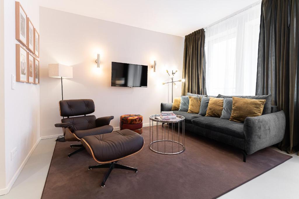 维也纳HeyMi Apartments Mondschein的客厅配有沙发和椅子