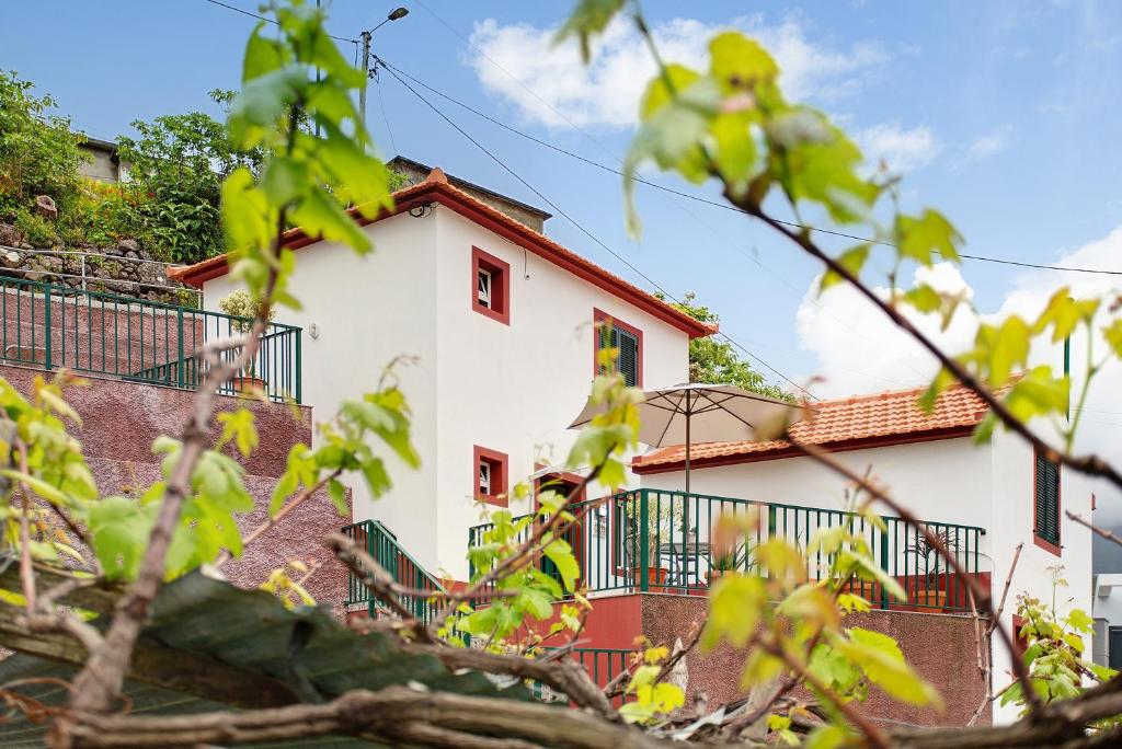 圣维森特São Vicente House的白色的建筑,有红色的屋顶
