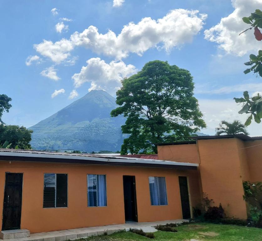 福尔图纳Cabinas Guayabón #4 La Fortuna Volcán Arenal的山底房子