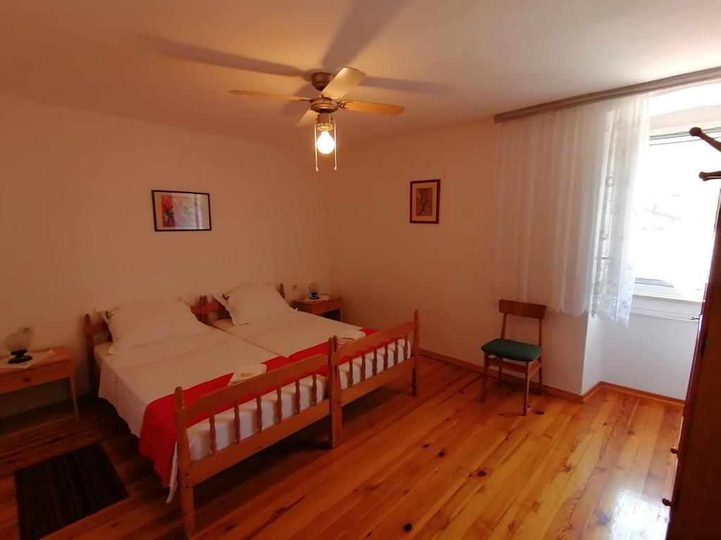 普罗明Bernik rooms的一间卧室配有一张床和吊扇