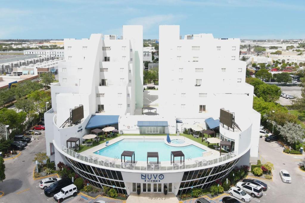 迈阿密Nuvo Suites Hotel - Miami Doral的享有带游泳池的建筑的空中景致