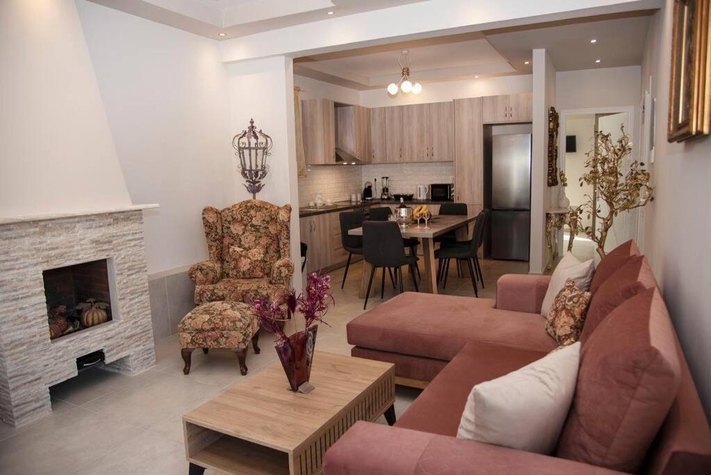 科斯镇Mariangelas House的带沙发和壁炉的客厅