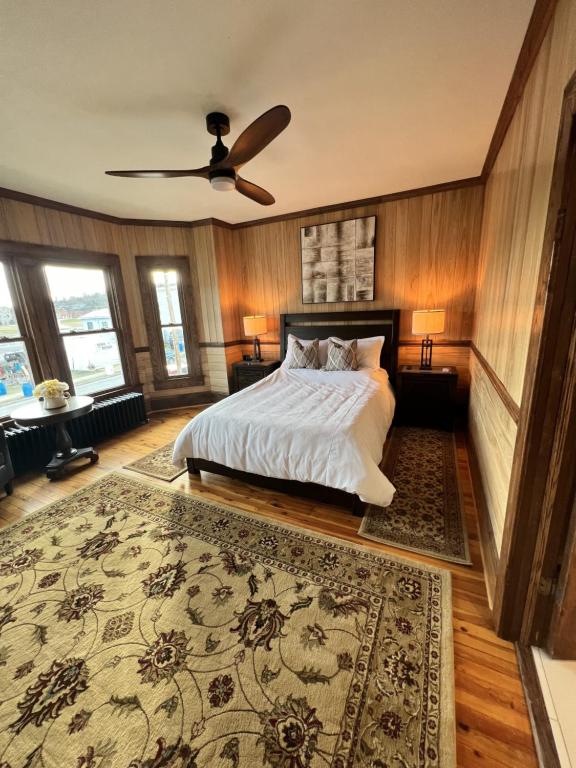 MontereyMonterey Inn的一间卧室配有一张床和一张大地毯