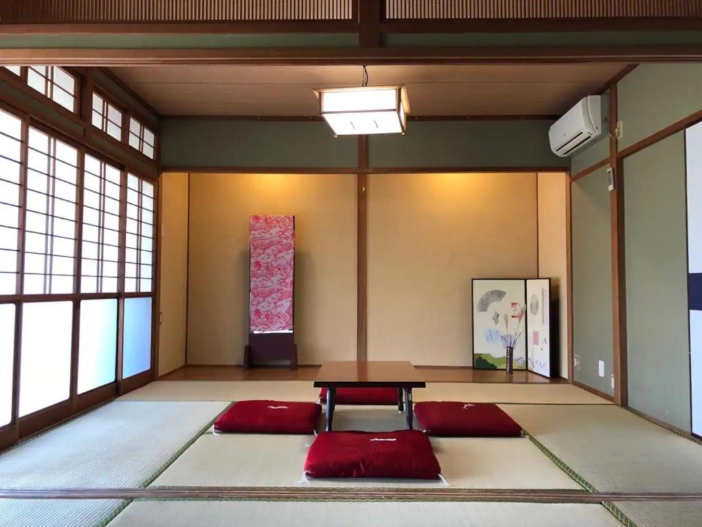高森町SABOJI - Vacation STAY 34252v的一间窗户客房中间带桌子的房间