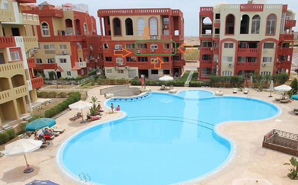 沙姆沙伊赫2 Bedroom Apartment with pool view的大楼中央的大型游泳池