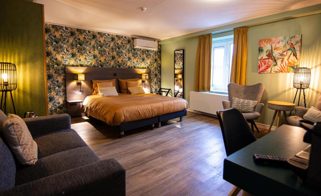 聚滕达尔德克拉克酒店的酒店客房,配有床和沙发