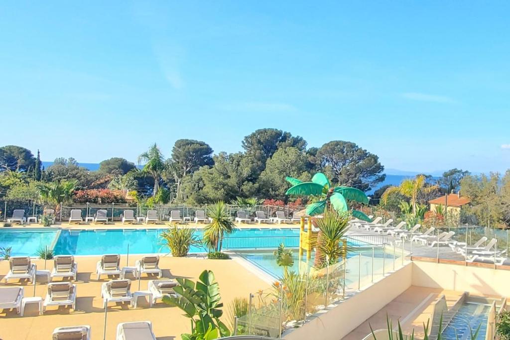 圣拉斐尔Bright cocoon with pool and sea view的享有度假村游泳池的景致