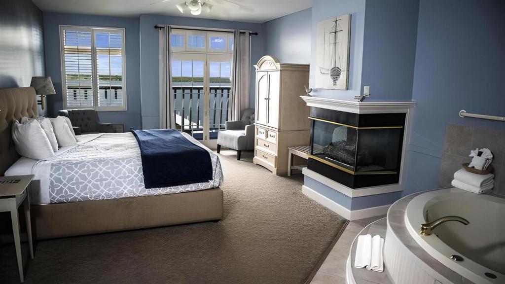 日内瓦湖The Sand Hill Inn的卧室配有一张床、一个壁炉和一个浴缸