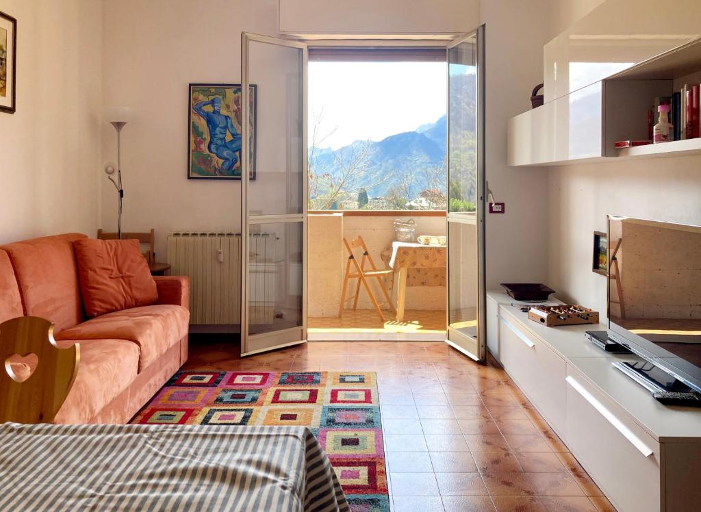 MoggioMountain view charming apartment的带沙发和滑动玻璃门的客厅