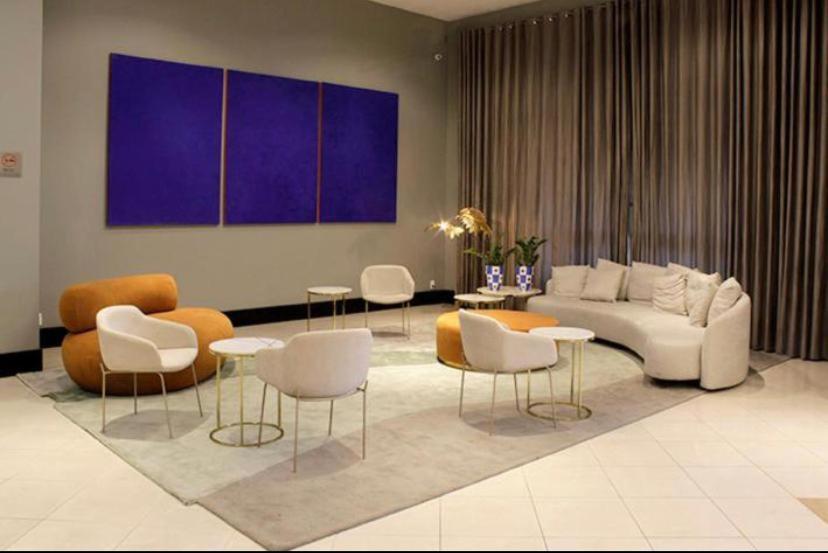 里贝朗普雷托Araucária Flat的客厅配有沙发和桌椅