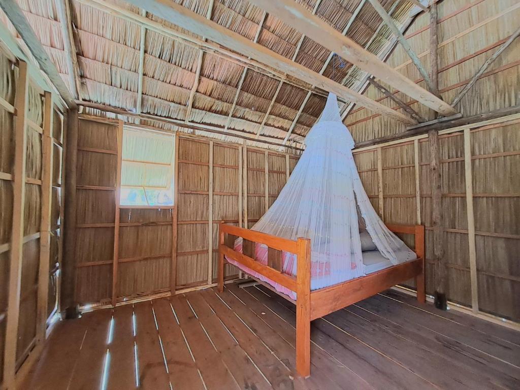 BesirGAM BAY bungalow's的木屋内带吊床的房间