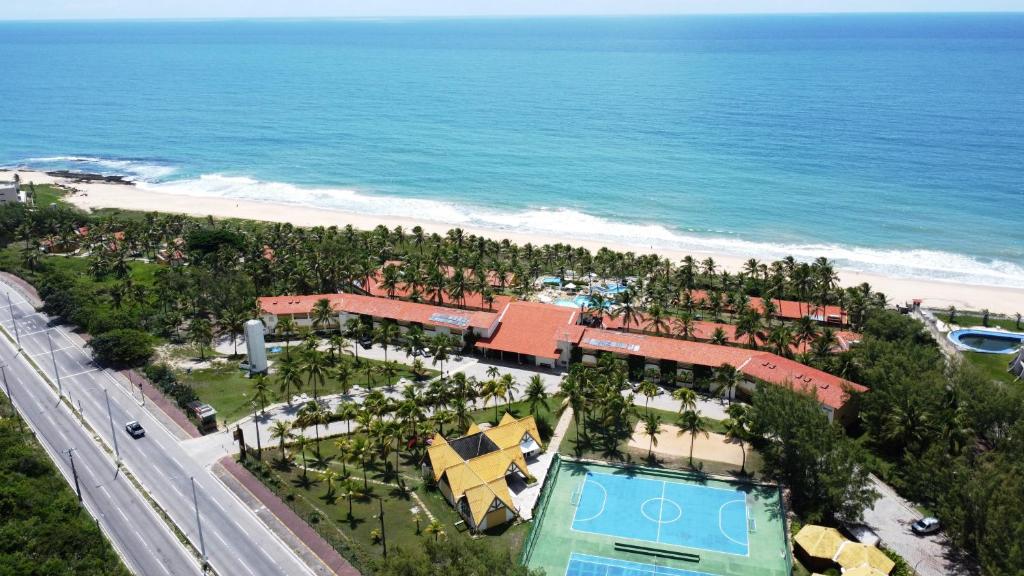 纳塔尔Hotel Marsol Beach Resort的享有度假胜地的空中景致,设有游泳池和海滩