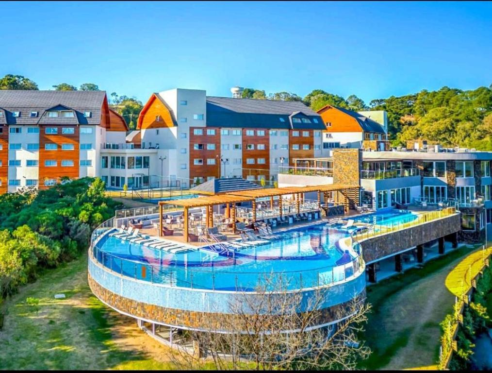 格拉玛多Golden Gramado Resort的一座带大型游泳池和建筑的度假村