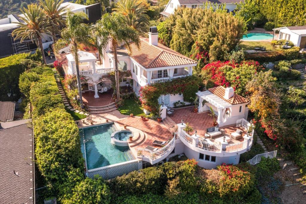 洛杉矶Stradella的享有带游泳池的房屋的空中景致