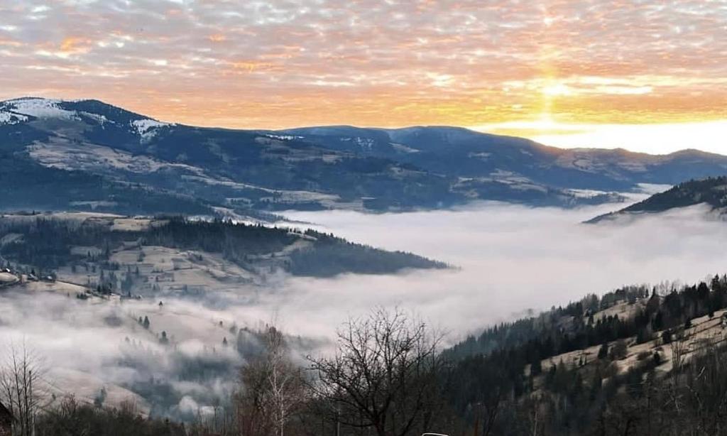 AradaCabana Bucuria Munților的享有雾 ⁇ 的山谷和群山及云层的景色