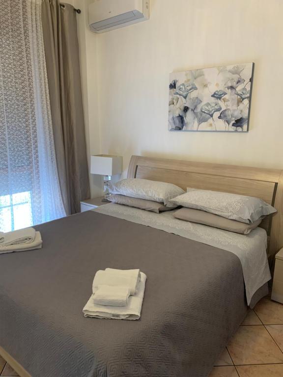维罗纳ARIA DI CASA的一间卧室配有一张床,上面有两条毛巾