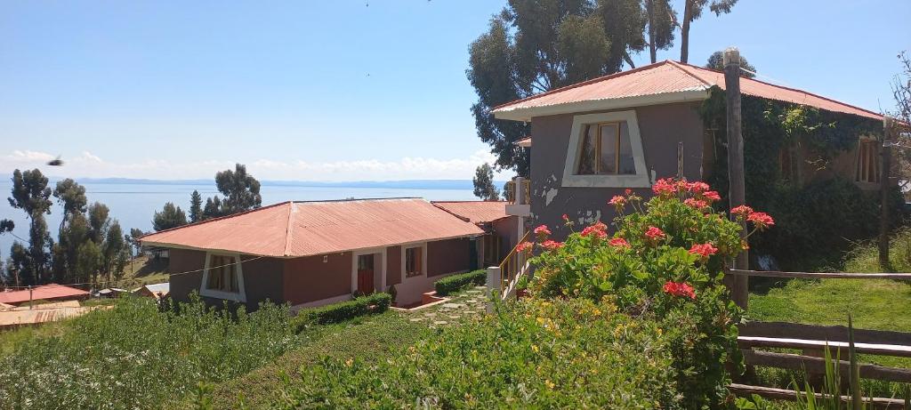 奥科苏尤Musiña Lodge的水景山丘度假屋