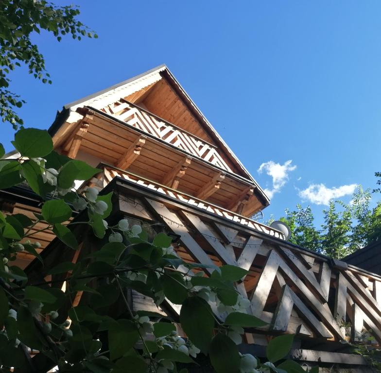 扎科帕内维拉米提亚旅馆的一座带木屋顶的建筑,其背景是天空