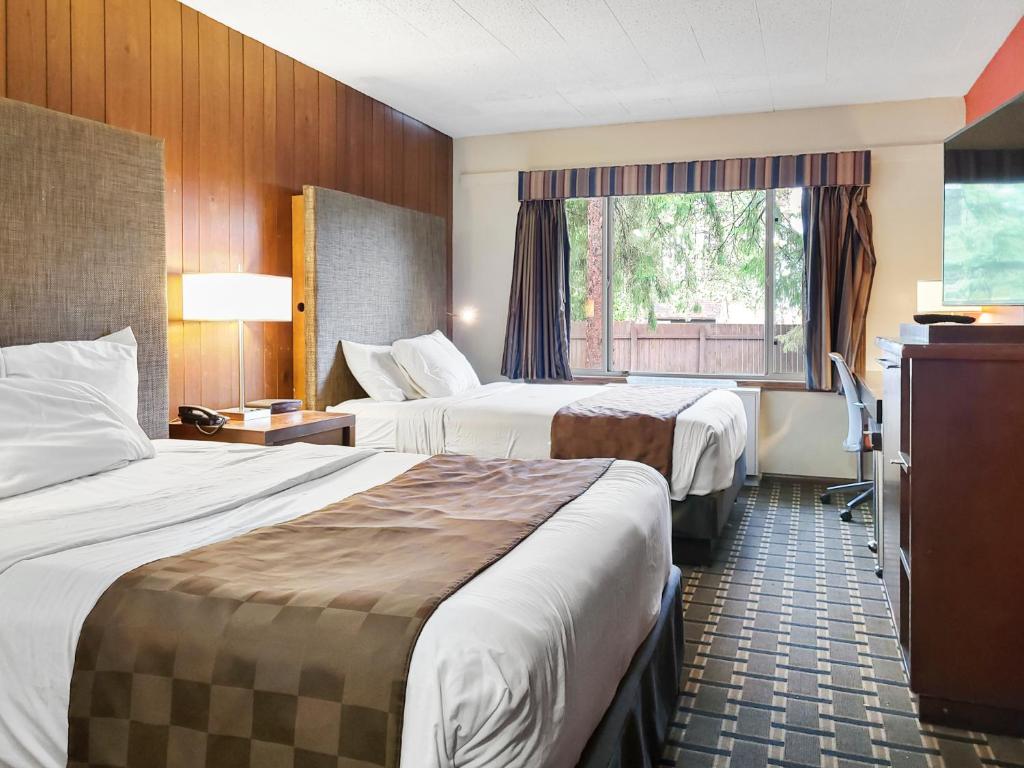 欣克利欣克利美国最佳价值旅馆的酒店客房设有两张床和窗户。