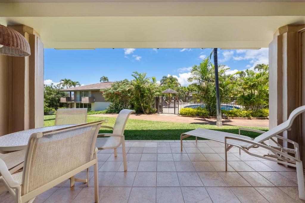 卡哈纳Maui Eldorado E106的庭院设有桌椅,享有庭院的景色