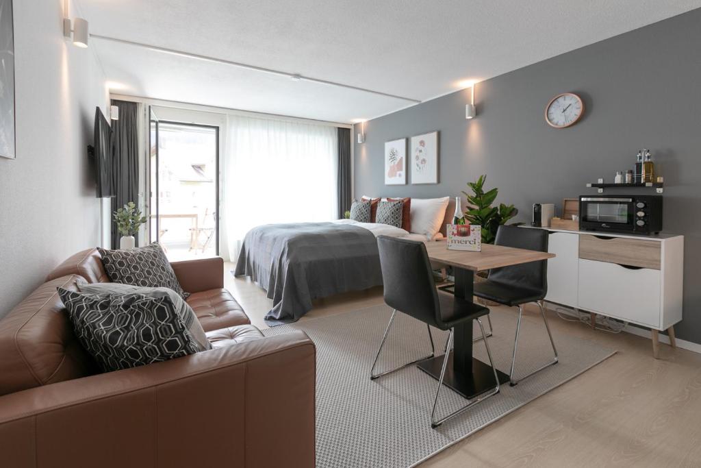 英格堡Spirit Apartments - Studio #3 - Balkon - Parkplatz的客厅配有床、沙发和桌子