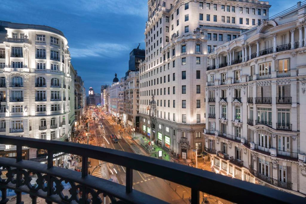 马德里马德里格兰大街乔利酒店的享有拥有高楼建筑的城市街道的景色