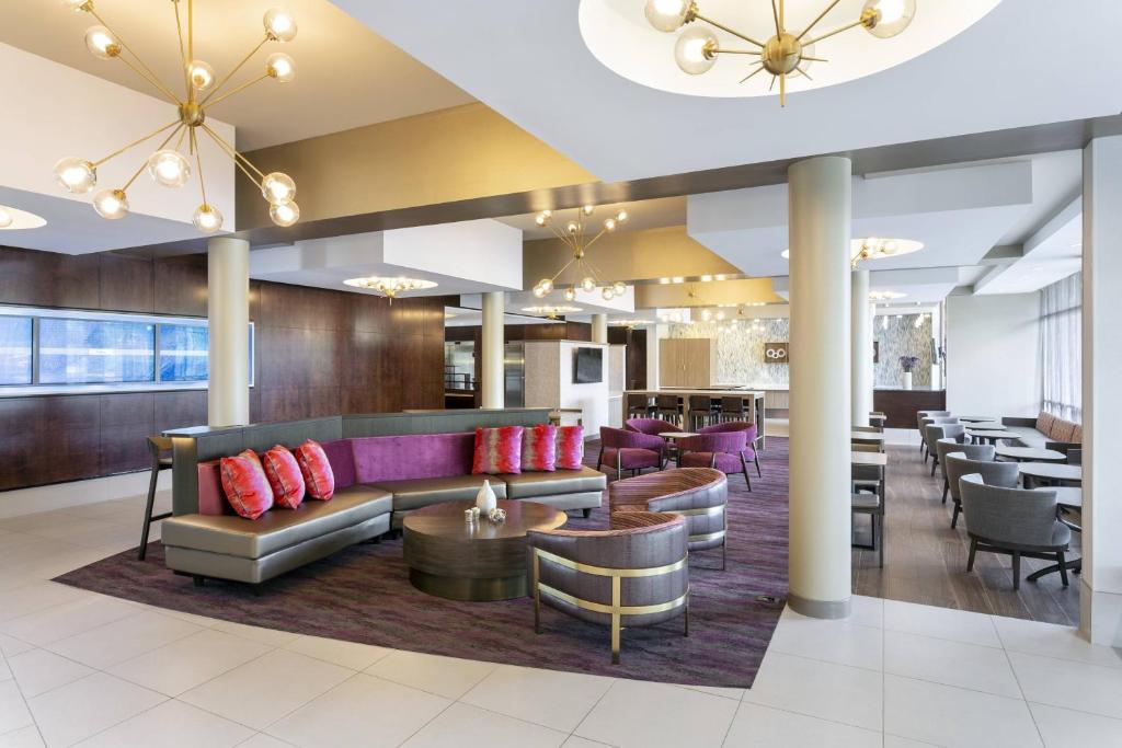 雷德利公园费城机场/里德利公园万豪春季山丘套房酒店的大厅,设有沙发和桌子