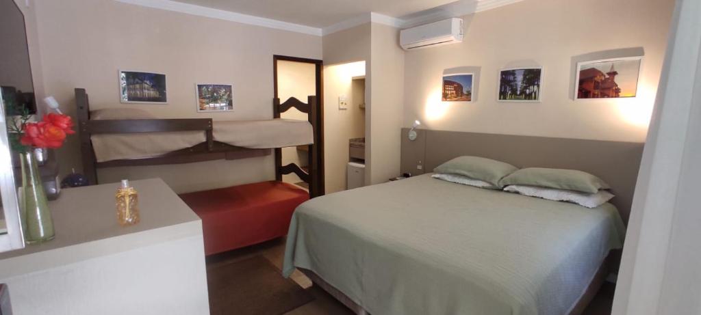 约恩维利Bela Vista Hospedagem的一间卧室配有一张床和一张双层床。