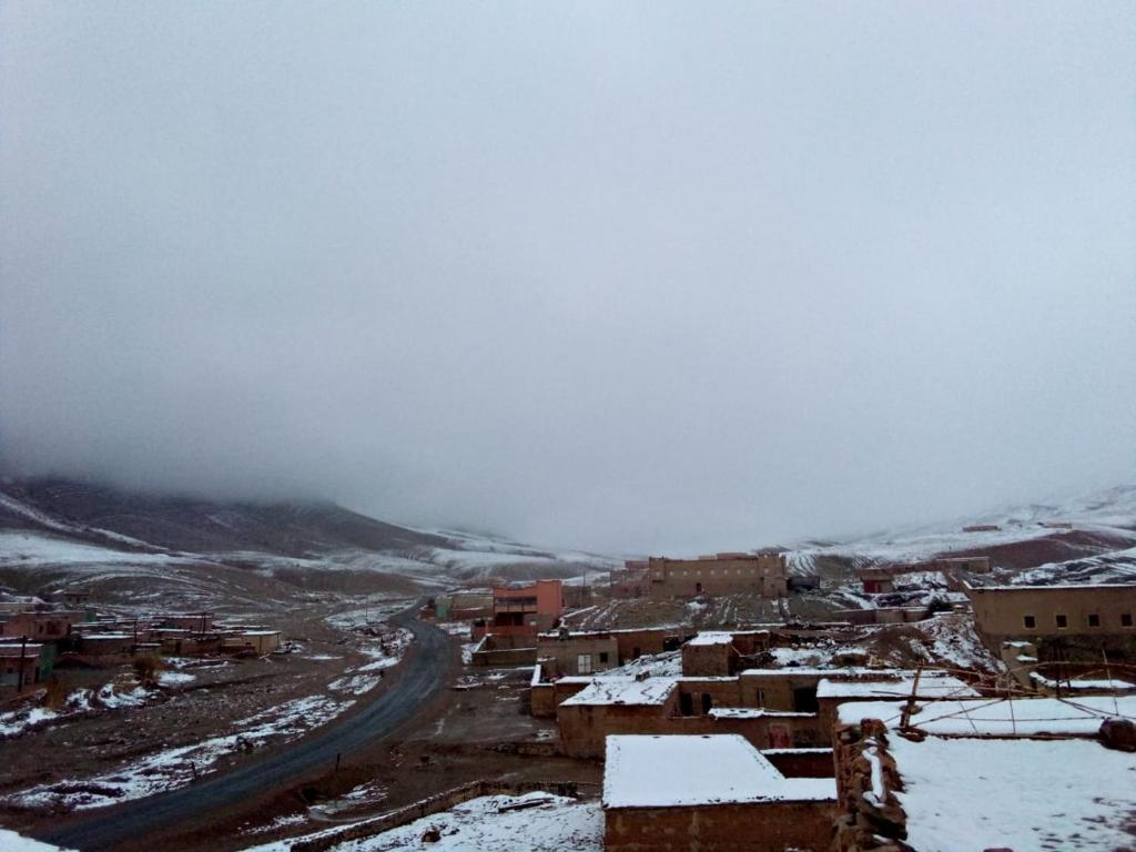 Ait daoud ait hani tinghir的雪中的一个城镇,有道路和建筑