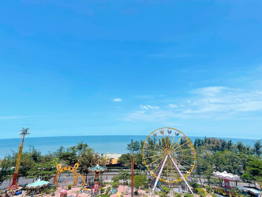 头顿Oasky Vũng Tàu Apartmen near the Beach 50m的公园里带有摩天轮的狂欢节