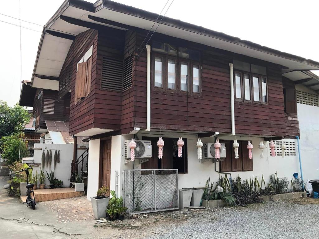 南府บ้านน่านโฮมสเตย์的前面有围栏的木屋