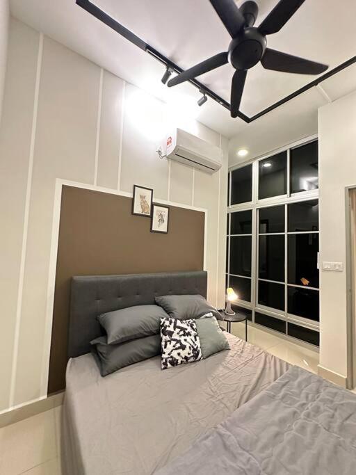巴生Cozy 2 BR Apartment w/ Pool Gym Wi-Fi & Work Space的一间卧室配有一张带吊扇的床